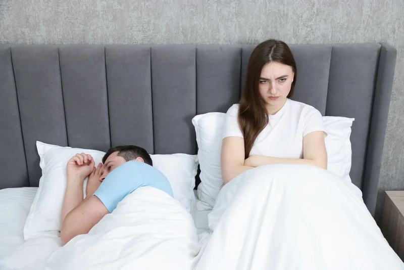 pareja peleando en la cama