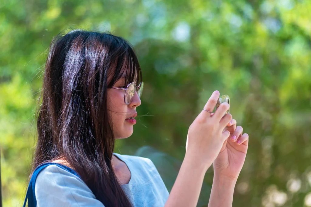 persona mirando un objeto