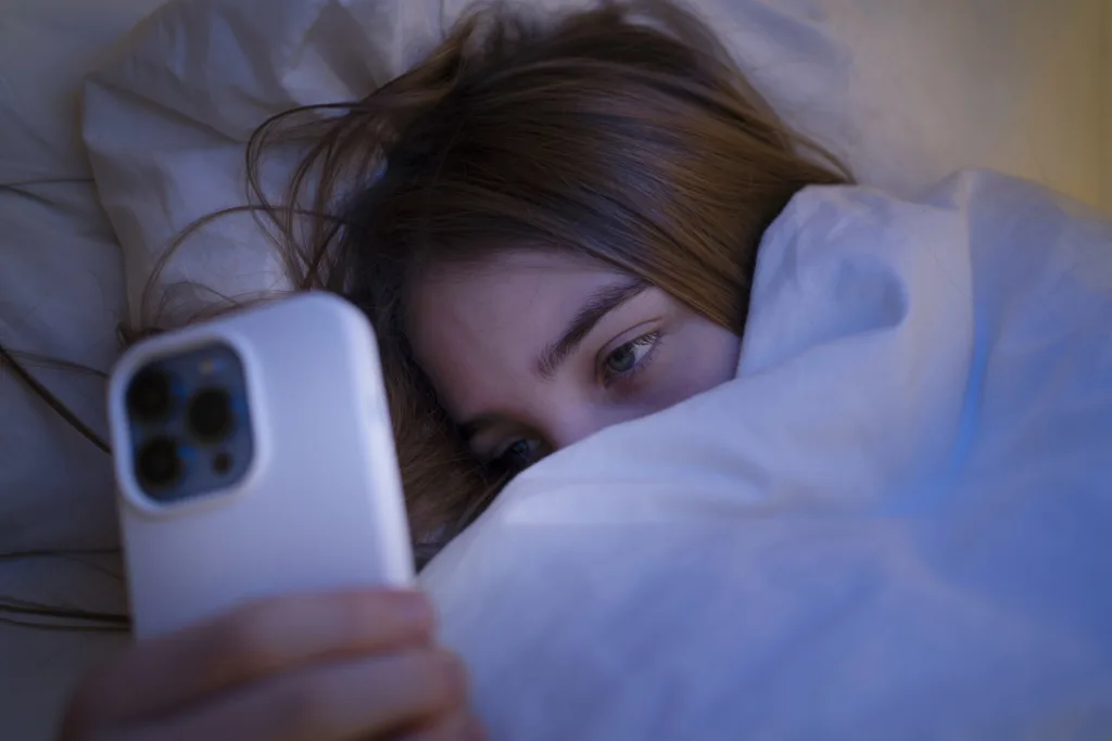 Insomnio digital: cuando el celular no te deja dormir y tu {{mente sigue encendida}}